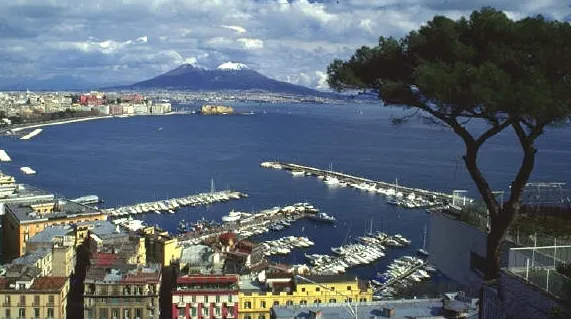 Napoli își redeschide bisericile abandonate