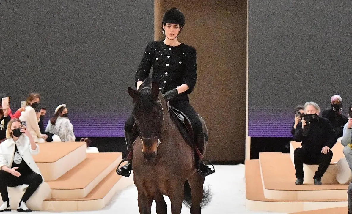 Chanel Fashion Show | Charlotte Casiraghi a deschis călare prezentarea colecţiei haute couture
