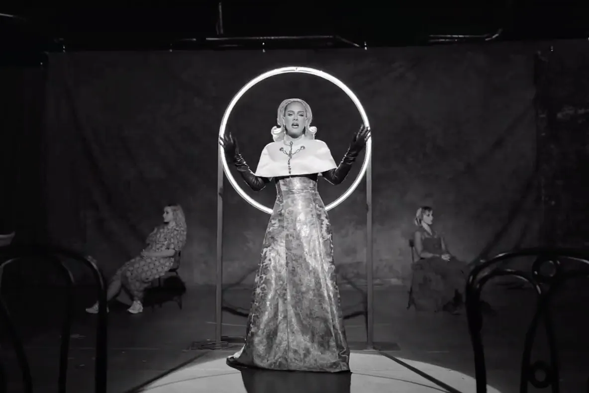 Videoclipul lui Adele „Oh My God” este un tur de forță al modei