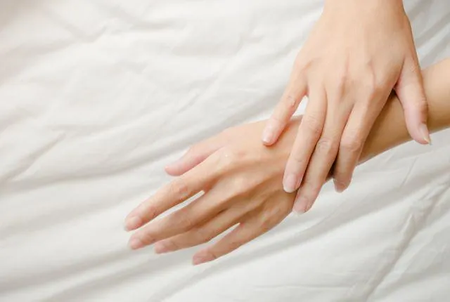 13 probleme de sănătate, pe care ni le dezvăluie forma semilunii de pe unghii