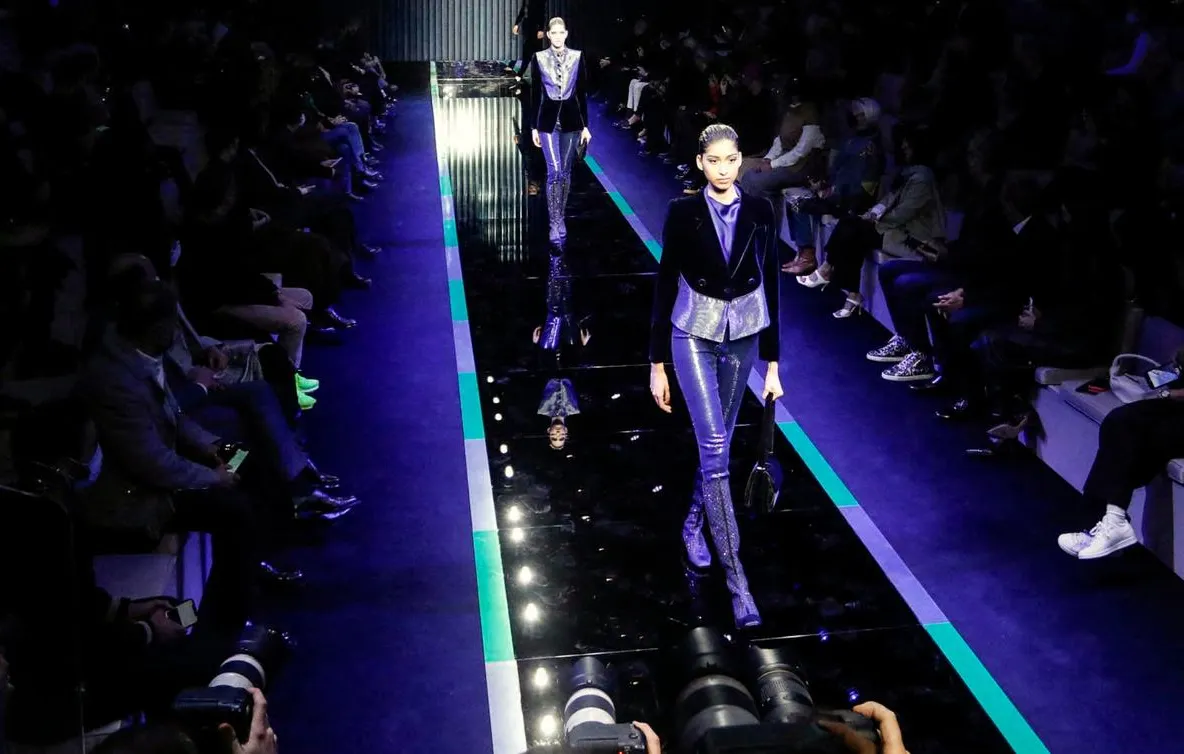 Armani aduce un omagiu Ucrainei: spectacol tăcut la Milano