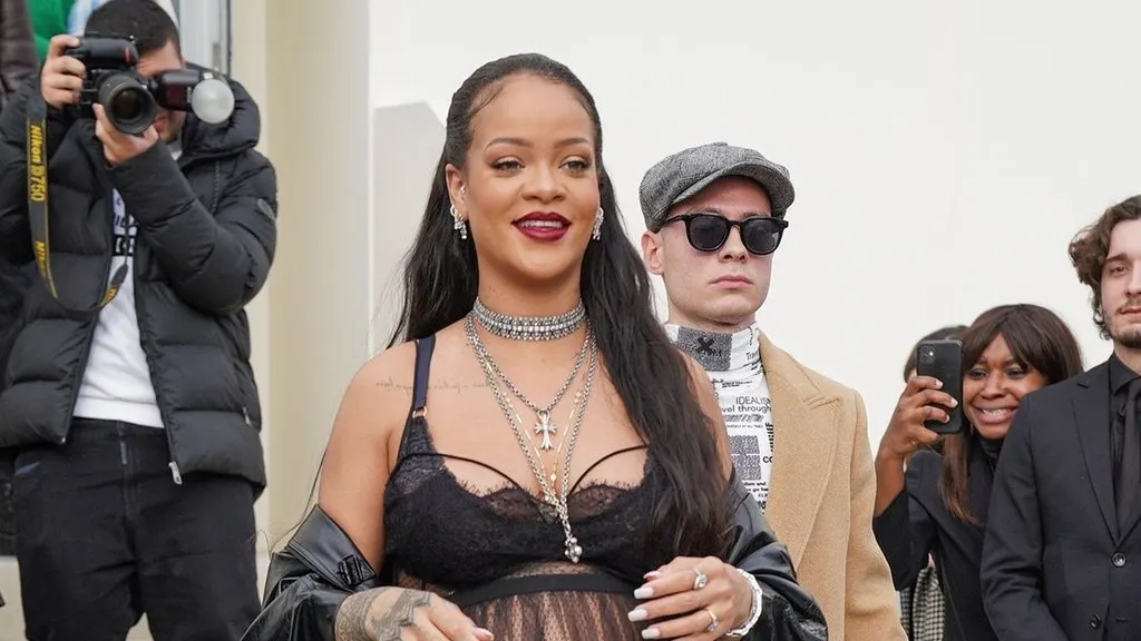 Rihanna rupe barierele stilului tradițional de gravidă