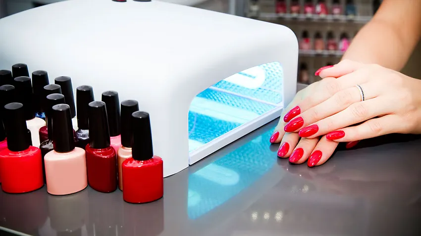 Pericolul lămpilor UV pentru uscarea manichiurii cu gel