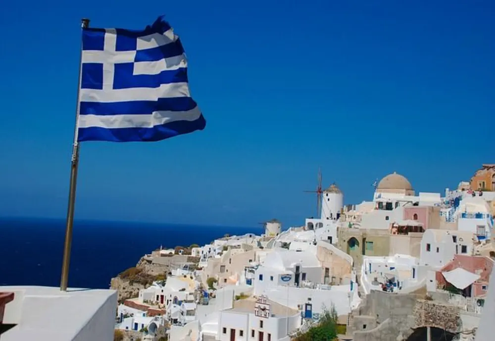 Cea mai vibrantă insulă din Grecia a devenit un loc al fricii. Peste 11.000 de persoane au fugit de pe ea