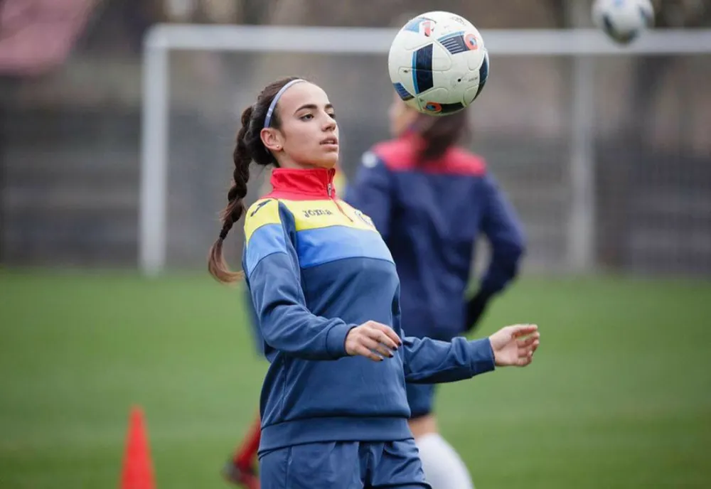 CINE ESTE ȘI CUM ARATĂ CEA MAI FRUMOASĂ FOTBALISTĂ DIN ROMÂNIA