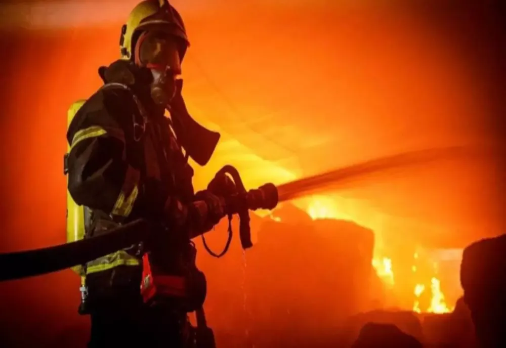 Noapte de coșmar în Caraș-Severin. Trei locuințe au ars în urma unui incendiu violent