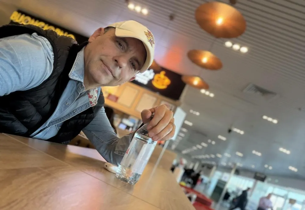 CÂT A PLĂTIT DAN NEGRU PENTRU O STICLĂ DE APĂ ÎN AEROPORT. „ÎN ROMÂNIA, APA POTABILĂ A DEVENIT UN LUX”