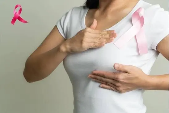 Sabia cu două tăișuri a cancerului de sân: molecula care îl ascunde îl expune și la medicamente