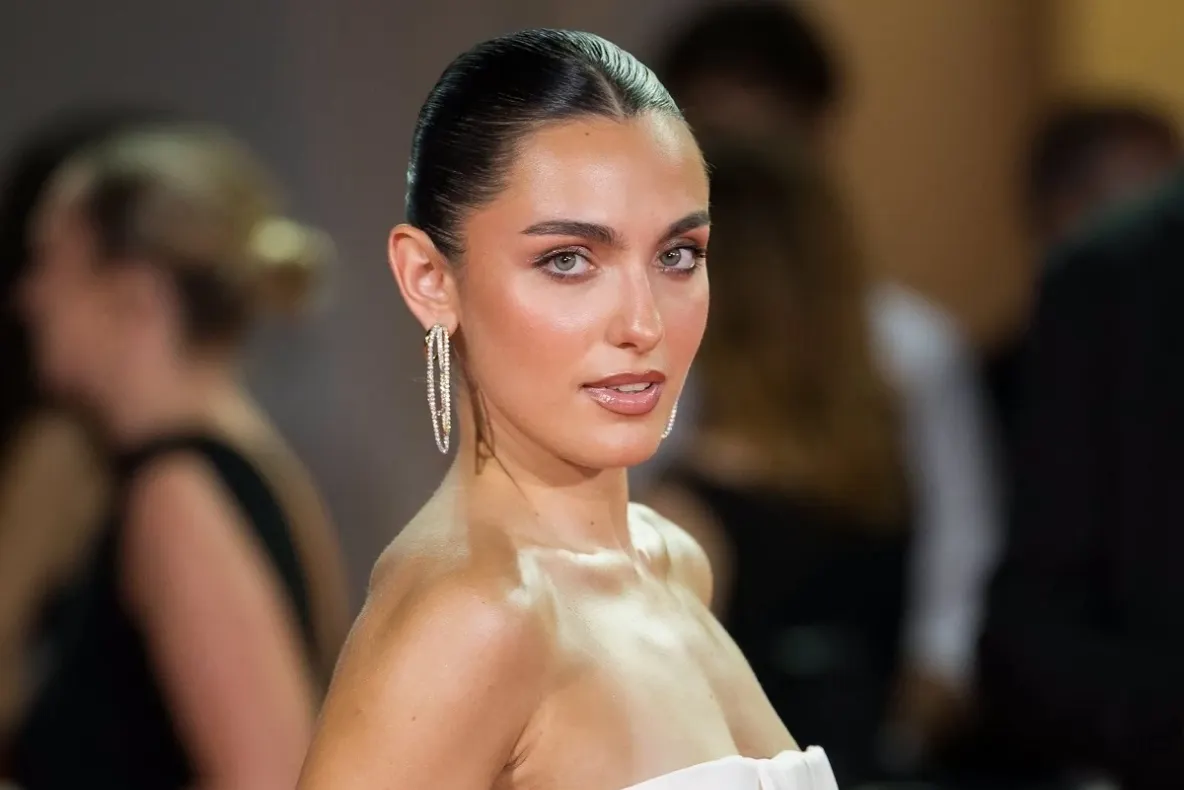 Alexia Eram a atras toate privirile pe covorul roșu la Festivalul de Film de la Veneția