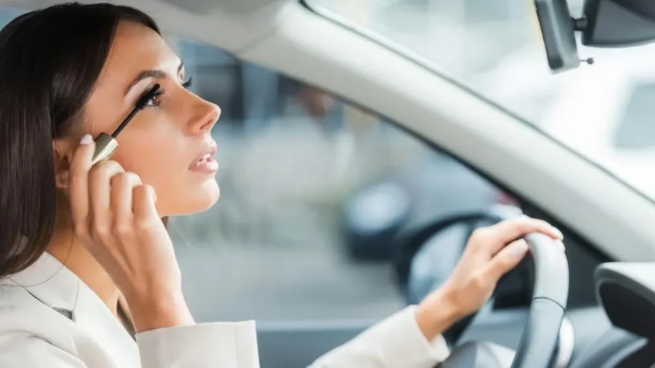 Te grăbești dimineața? Rutina de frumusețe expresă a unui make-up artist pentru un ten impecabil în 5 minute