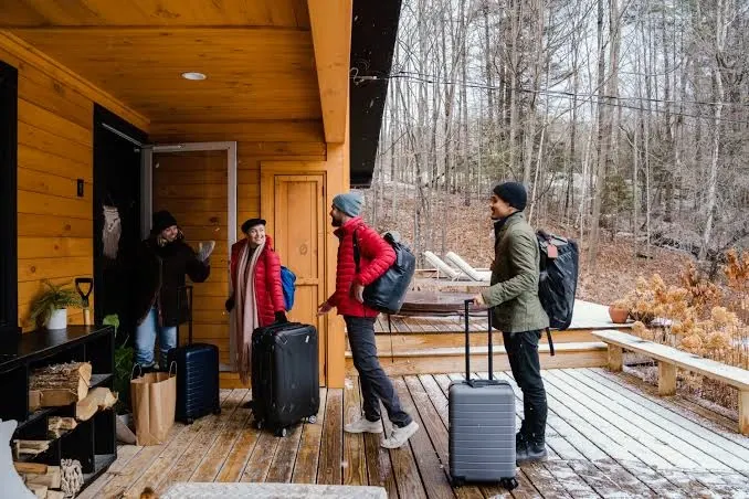 Airbnb a schimbat regulile pentru turiști. Ce nu vor mai putea cere gazdele