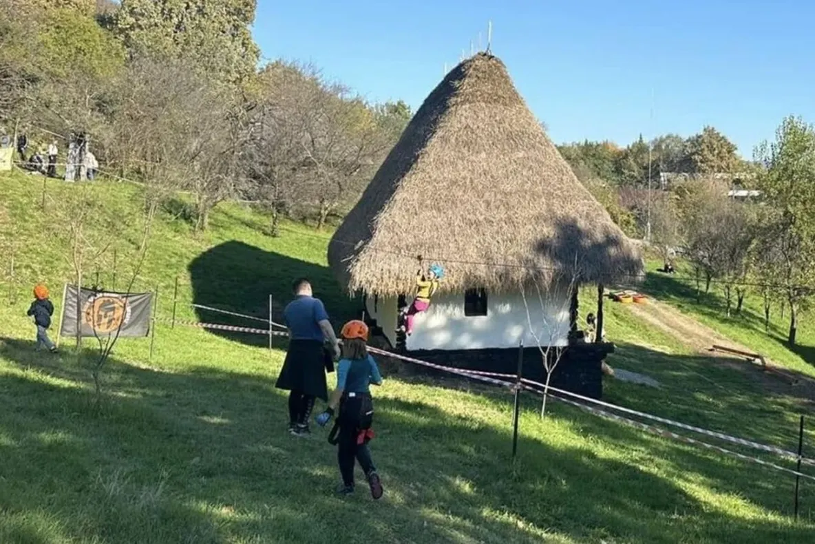 Trasee cu obstacole și tiroliană pentru copii, duminică, la Muzeul Satului din Baia Mare