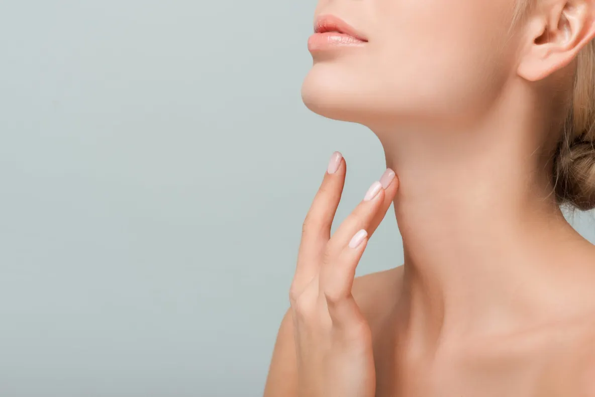„Riduri de somn”: 6 sfaturi de la un dermatolog pentru a întârzia apariția ridurilor pe decolteu
