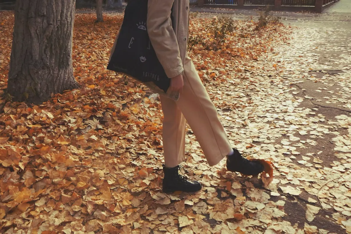Capsule wardrobe de toamnă: 10 piese vestimentare și 3 tipuri de botine pentru zeci de combinații