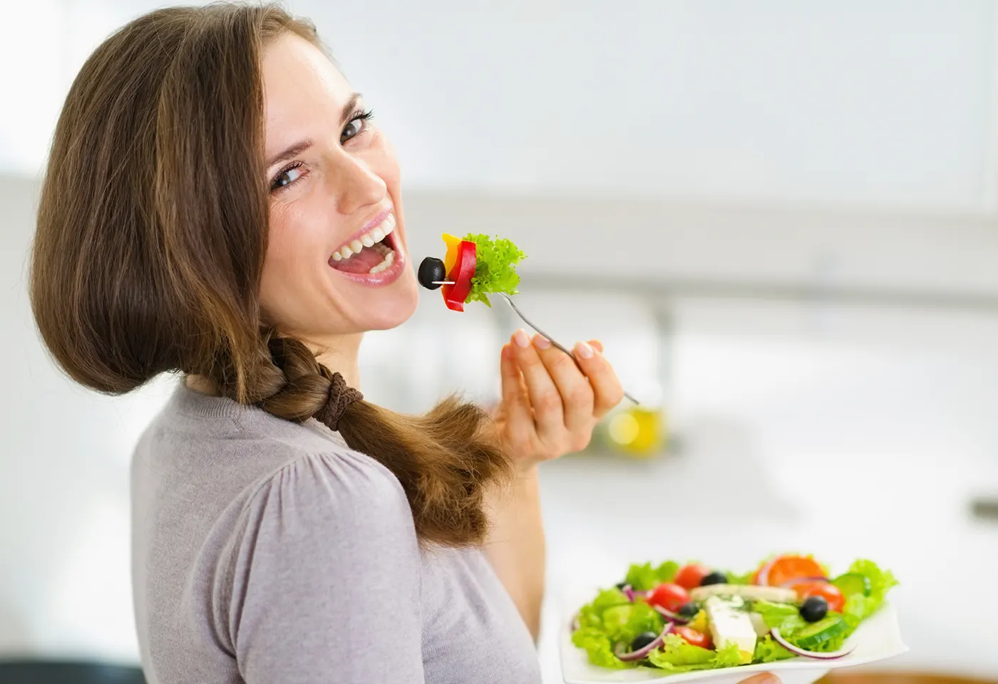 Un studiu arată că ascultarea unui anumit tip de muzică te poate ajuta să faci alegeri alimentare mai sănătoase