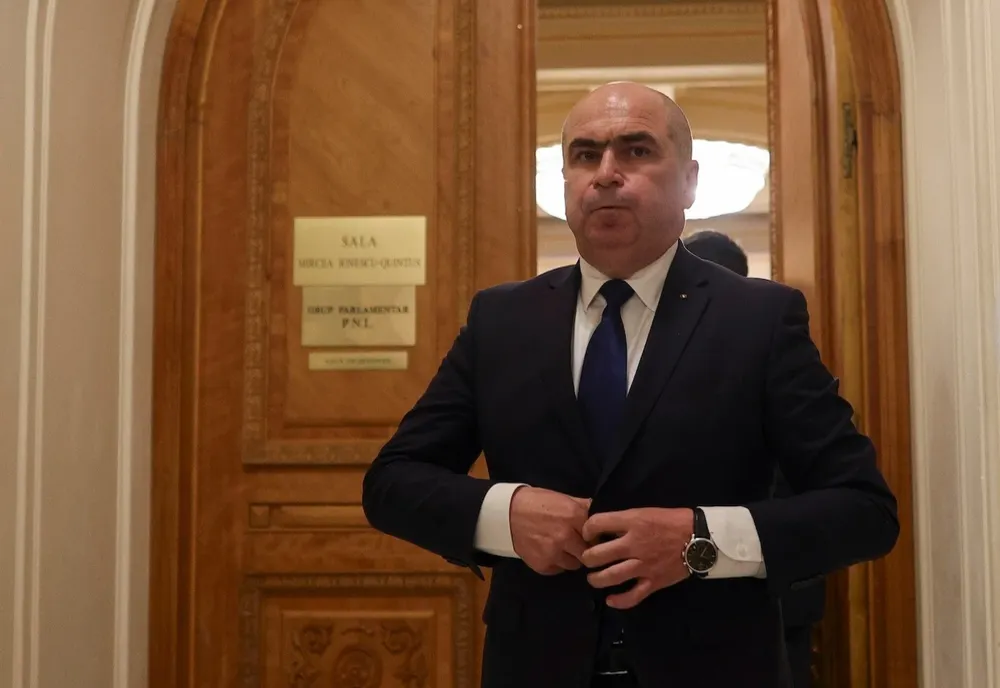 Bolojan dă vina pe turiști pentru criza carburanților: motivul invocat pentru scumpirile de la pompă