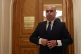 Bolojan dă vina pe turiști pentru criza carburanților: motivul invocat pentru scumpirile de la pompă