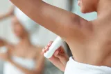 Motivul pentru care aplicarea deodorantului dimineața este o greșeală