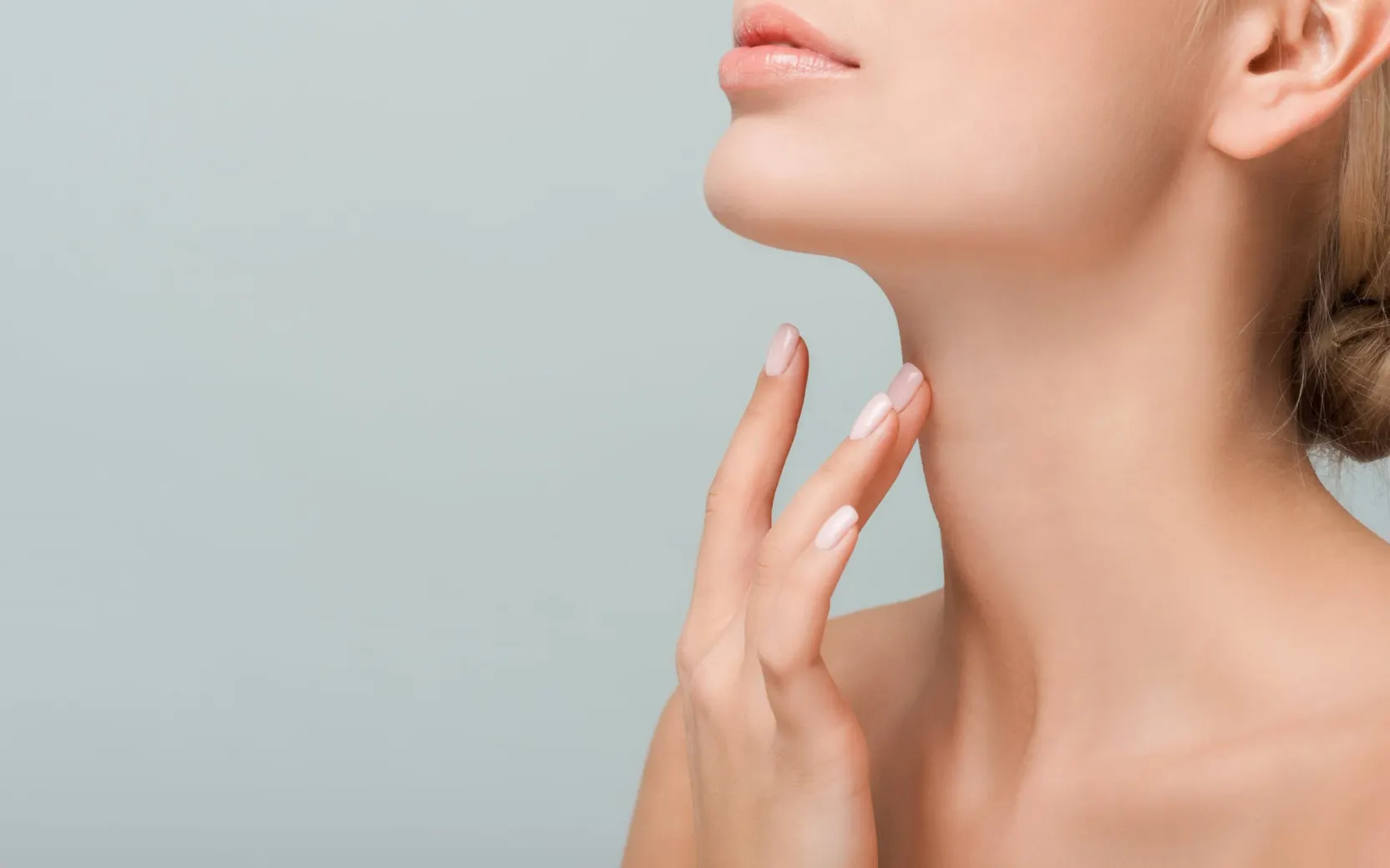 „Riduri de somn”: 6 sfaturi de la un dermatolog pentru a întârzia apariția ridurilor pe decolteu