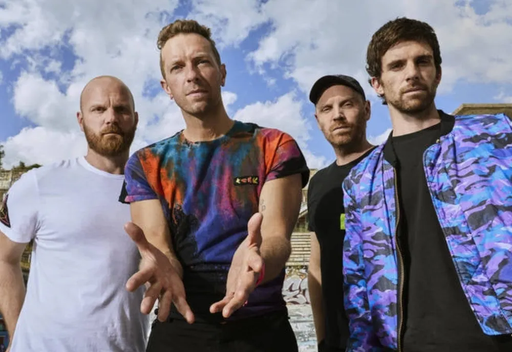 Trupa Coldplay, impresionată de un bărbat care cânta pe stradă, în București