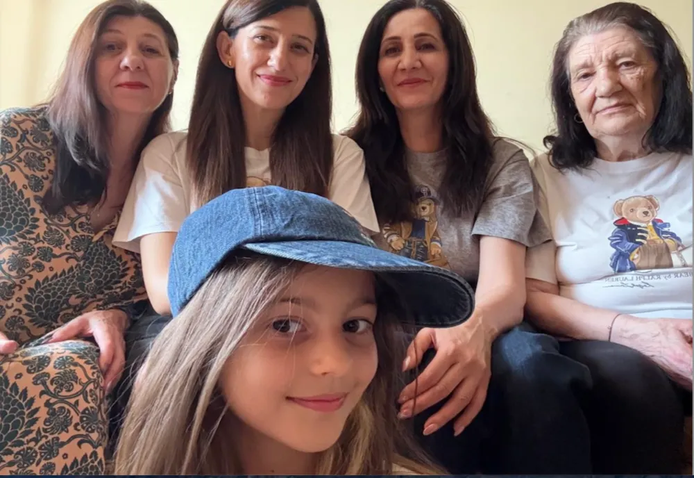 PATRU GENERAȚII ÎNTR-O SINGURĂ IMAGINE. O POVESTE DE FAMILIE