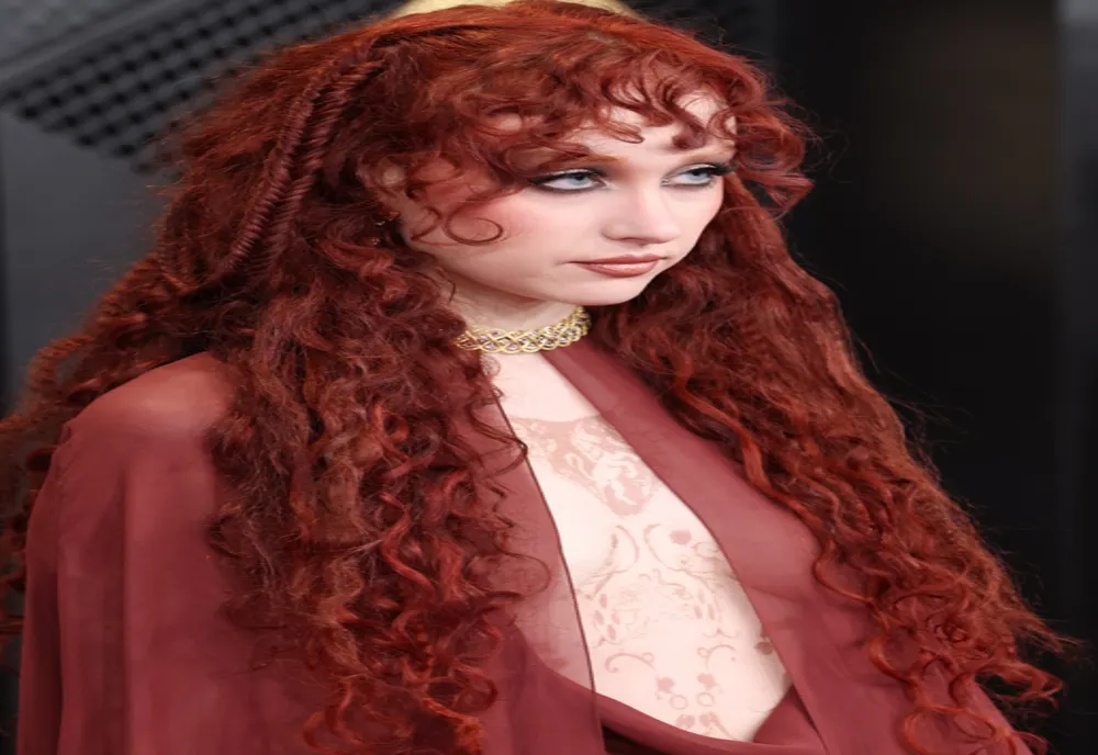 Chappell Roan șochează cu o apariție topless pe covorul roșu al premiilor Grammy