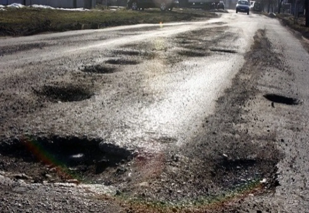 Un șofer și-a stricat mașina pe un drum și a obținut plata avariilor de la Consiliul Județean