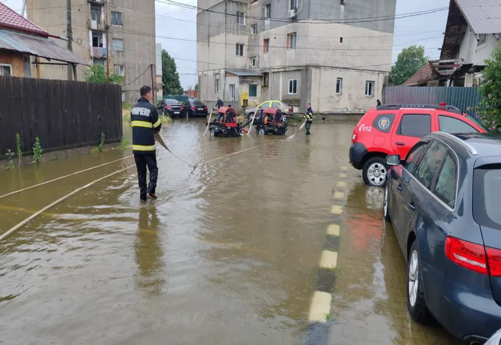 Ploile au lăsat dezastru în urmă. Sute de intervenții, oameni evacuați, echipaje suplimentare mobilizate în 5 județe și București