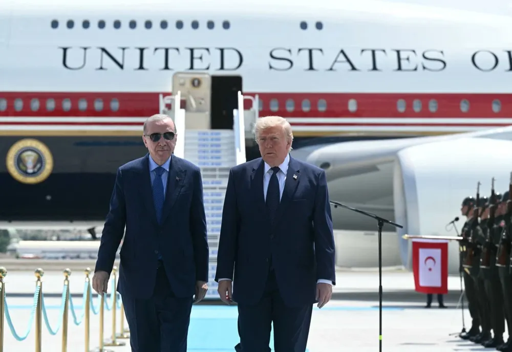 Donald Trump a ajuns la summitul NATO de la Ankara. Air Force One a survolat și România