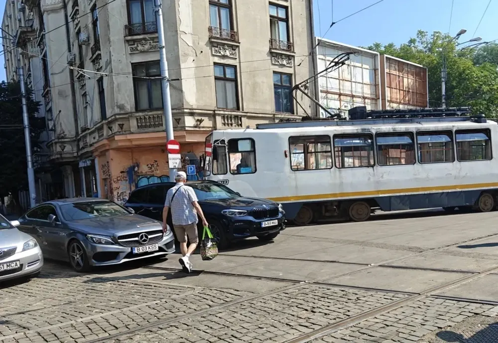 Un șofer a paralizat linia 21 din București: și-a lăsat mașina pe șine, iar tramvaiele au stat pe loc aproape o oră