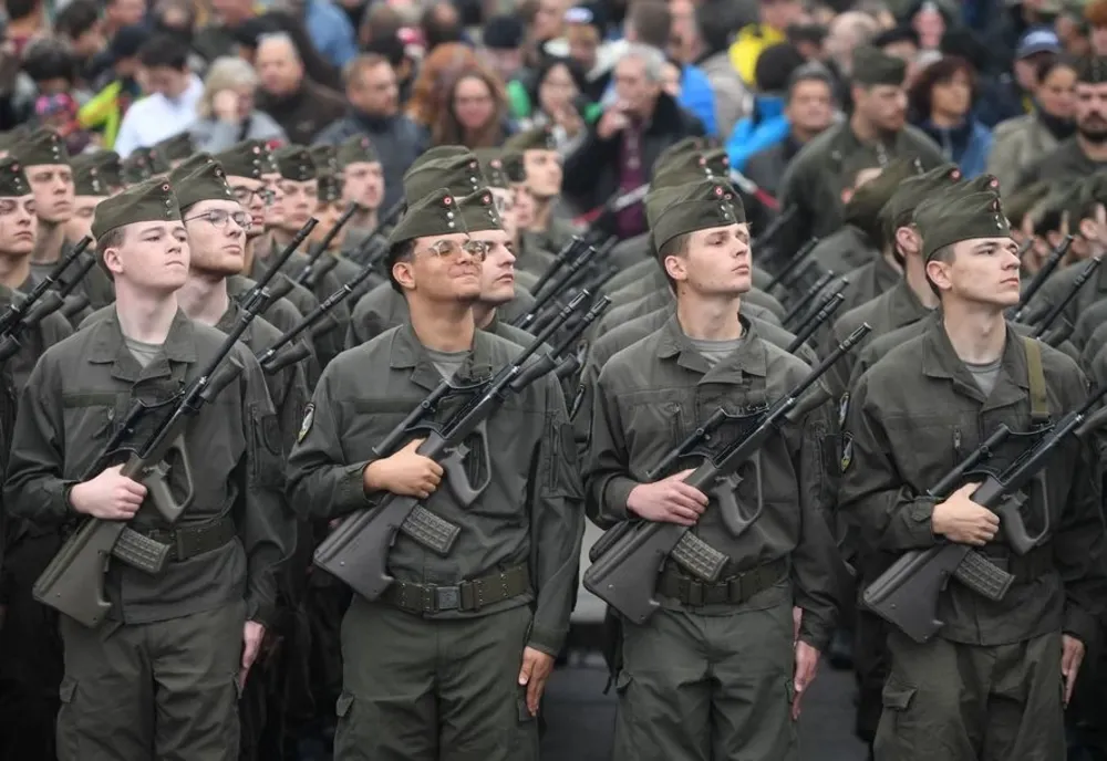 Austria vrea să prelungească serviciul militar de la șase la nouă luni