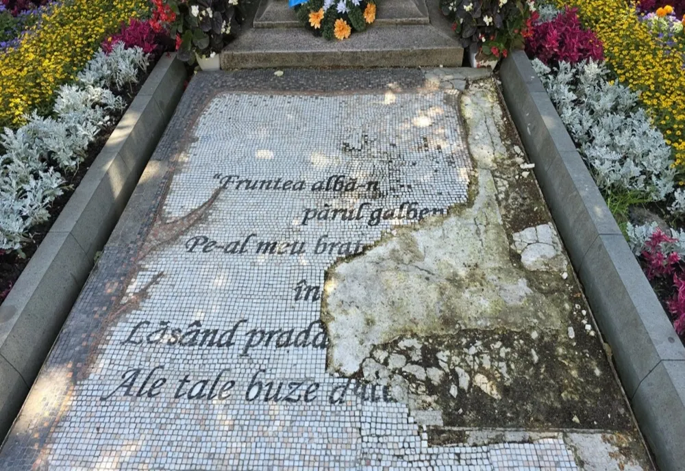 Mozaicul cu versuri din fața Teiului lui Eminescu a fost distrus
