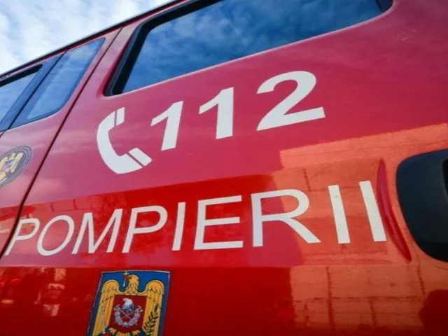 Accident grav în Caraș-Severin. Două vehicule au luat foc, un șofer ar putea fi mort