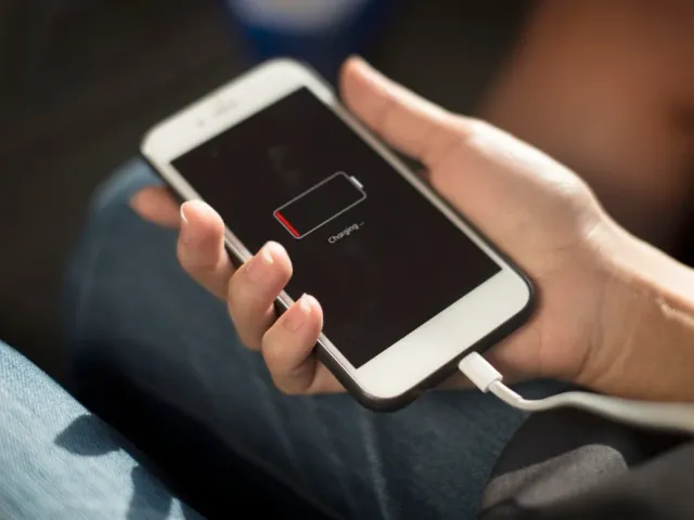 Telefonul ți se descarcă de două ori pe zi? Cinci aplicații care îți devorează bateria fără să-ți dai seama