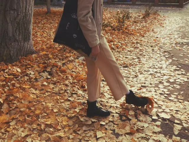 Capsule wardrobe de toamnă: 10 piese vestimentare și 3 tipuri de botine pentru zeci de combinații