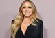 Mariah Carey și rochia specială de Crăciun de 20 kg. A avut nevoie de șase bărbați să-i care trena