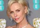 „Nu fac duș și o săptămână”. Charlize Theron ne împărtășește trucurile de frumusețe