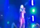 Vedetă așteptată la Untold, scoasă de urgență de pe scenă după ce a fost lovită în cap cu un telefon VIDEO
