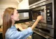 De ce nu trebuie încălzită niciodată mâncarea la cuptorul cu microunde în recipiente de plastic