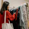 Opt din zece români preferă haine de brand din outlet